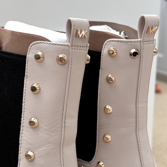 NEW💥Michael Michael Kors Women Ridley Gore Studded Chelsea Boots Sz 8M Lt Cream - Picture 11 of 13